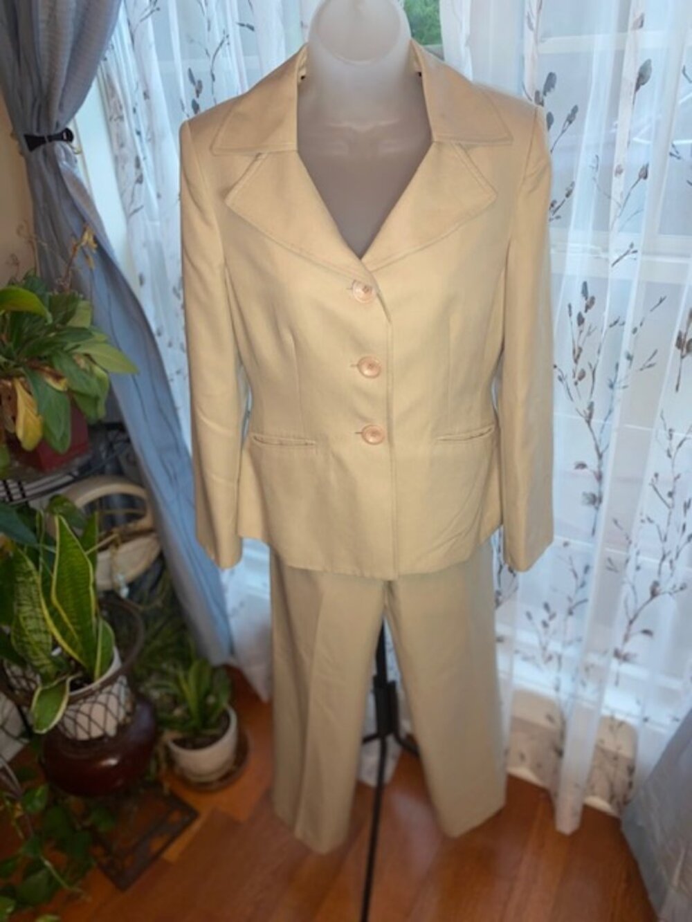Le Suit Two-Piece Pantsuit Set – (Beige/Tan, Size 8)